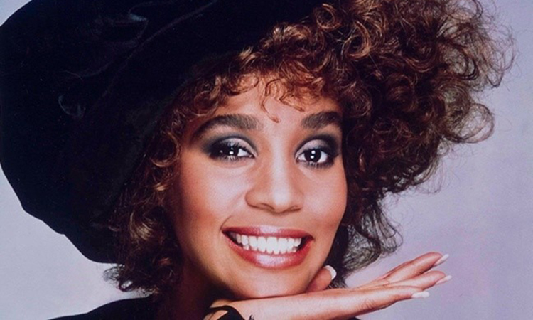 M.A.C. tôn vinh Whitney Houston bằng bộ trang điểm mới