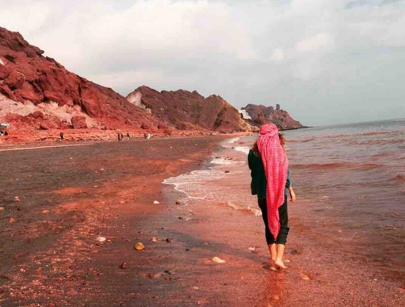 Đặc điểm nổi bật của nước màu đỏ tại bãi biển ở đảo Hormuz