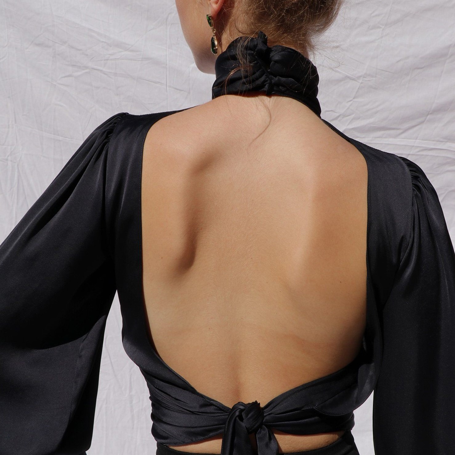 thiết kế croptop khoét lưng đầy quyến rũ với phần dây buộc cố định