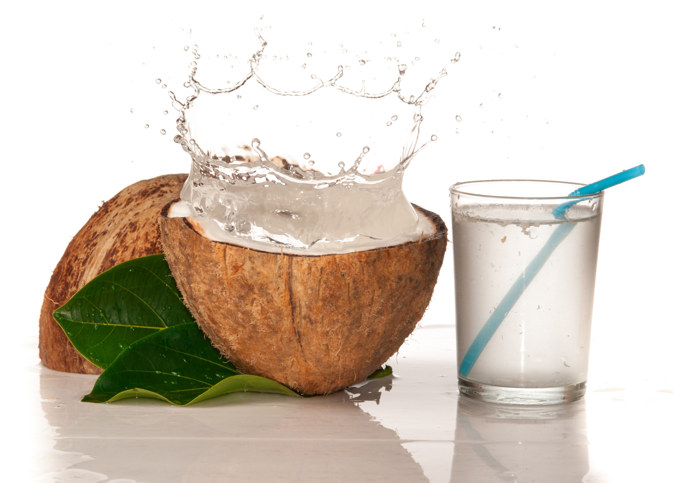 Nước dừa là chất lỏng, trong, chứa trong quả dừa